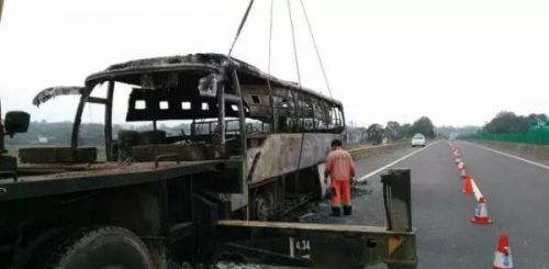 据悉，事发时车上共有司乘人员46人。司机称，行驶至事故地点后，他从后视镜看到客车后面冒烟，马上减速将车停在应急车道上，打开车门，立即报警，并组织乘客急忙下车。目前，客车起火原因正在调查之中。