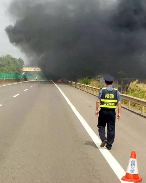 12点35分，经过高速交警、路政和消防多部门的通力协作，大客车火势被扑灭，现场起火车辆已经扑灭，事故现场清理出一个车道，滞留车辆开始通行。