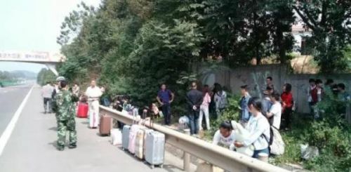 面对熊熊烈火、滚滚浓烟，路政、交警快速封闭现场，设置警戒区域，避免次生事故发生。消防官兵赶到后，用高压水枪先对客车油箱进行冷却降温处理，防止爆炸。经1个小时的扑救，大火被扑灭，除自燃客车外，未引发其他次生事故。