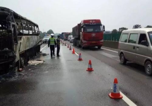 沪昆高速娄底段一客车在行驶中起火，车上46人全部及时逃生