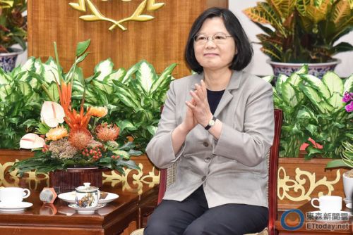 蔡英文接着主动提及，她知道大家很关心两岸发展，“请各位放心”，政府信守承诺，致力于建立一致性、可持续、可预测的两岸关系，维持台海和平与台湾民主现状的“承诺不变、善意不变”。