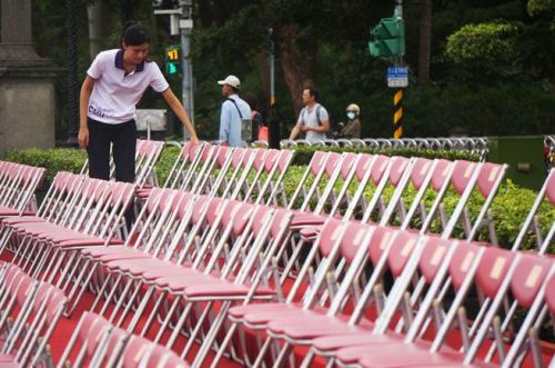 廖国栋上午受访表示，国民党团决定不出席双十庆典大会，以往国民党执政时期，大会不见民进党出席，因此，这次决定不出席。