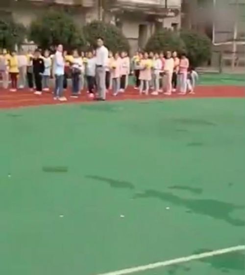 杨某某在训练学生方阵过程中体罚学生。