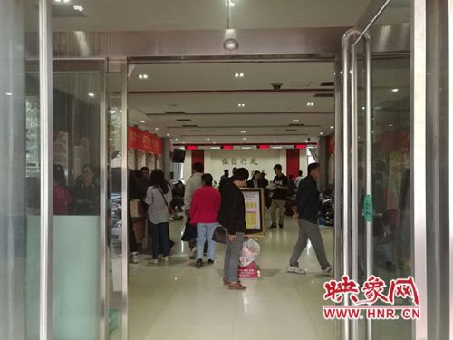 今日全市办理离婚201对，是去年同期的一倍多