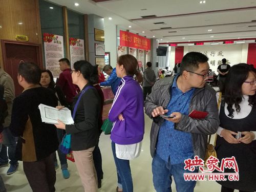 排队领号办理离婚等业务的市民