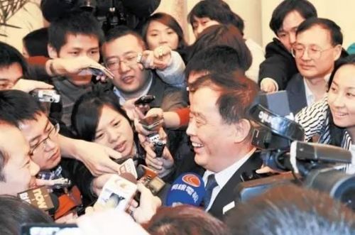 被记者围堵的盛光祖。