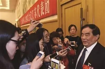 2016年全国“两会”，盛光祖被记者围堵。