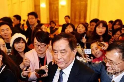 2013年，盛光祖被记者围堵。