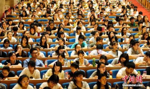 资料图：7月19日，3000多名学子聚集济南的山东会堂参加考研培训班，备战考研。中新社记者 张勇 摄