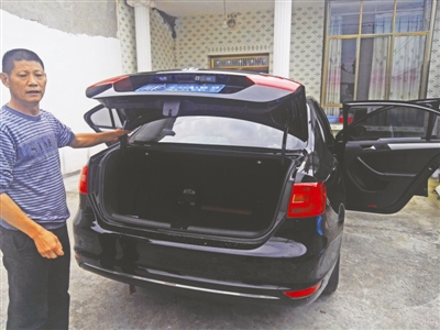 唐先生说，孩子就是被锁在这车的后备箱内