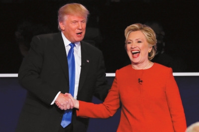 当地时间2016年9月26日，美国纽约州亨普斯特德，首场大选电视辩论结束后，希拉里与特朗普握手。图/东方IC