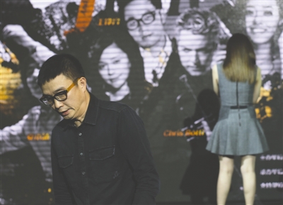 昨日14时许，在《张靓颖和他的朋友们》音乐会发布会上，冯轲安慰哭泣的张靓颖后离开