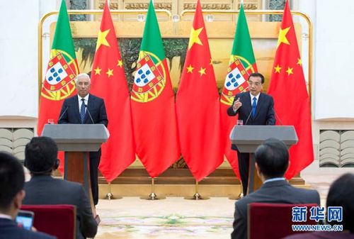 10月9日，国务院总理李克强在北京人民大会堂与葡萄牙总理科斯塔共同会见记者，并回答记者提问。 新华社记者王晔摄