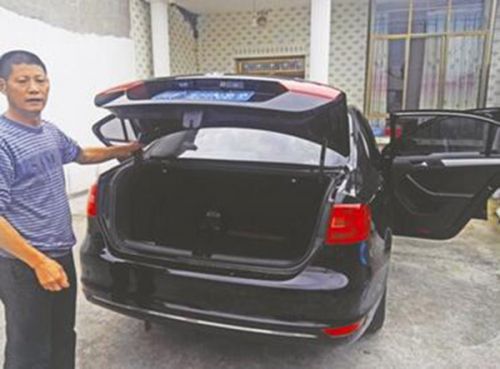 唐先生说，孩子就是被锁在这车的后备箱内。成都商报 图