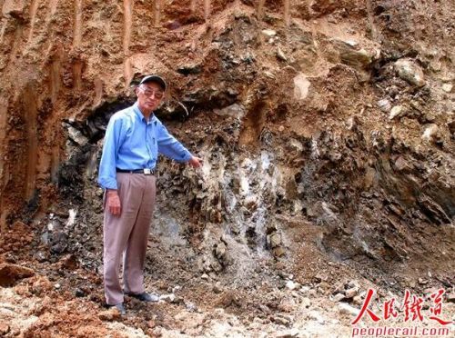 82岁高龄徐邦栋在哀牢山断裂带处作现场技术指导。图片来自网络