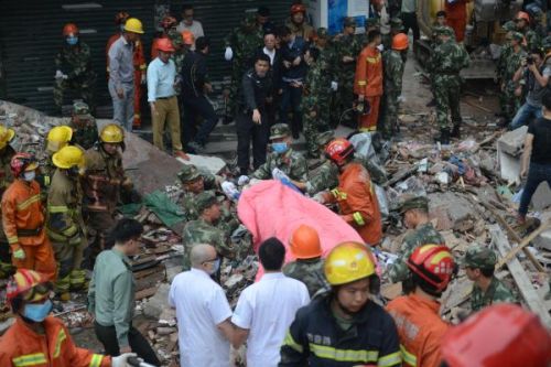 10月10日，浙江温州鹿城区双屿街道中央涂村中央街159号有4间民房倒塌。目前现场救援仍在紧张进行。 视觉中国 图