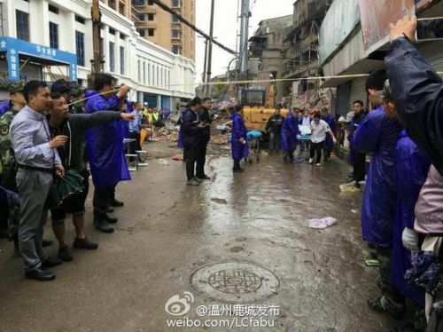 现在现场断断续续下着小雨，气温骤降，救援人员冒雨争分夺秒开展救援工作。