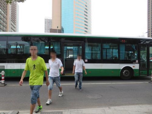 事发站点下客后无缓冲时间，乘客直接进入非机动车道。