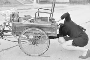 女子扶摔倒老人被挖苦“想成网红” 惹摆拍质疑(图)