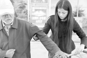 宣传部新闻干事路遇好心女子救助摔倒老人，拍下系列照片。 陈卫红 摄