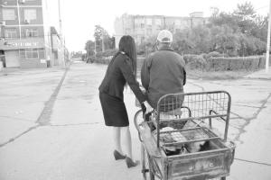 女子扶摔倒老人被挖苦“想成网红” 惹摆拍质疑(图)