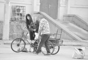 女子扶摔倒老人被挖苦“想成网红” 惹摆拍质疑(图)