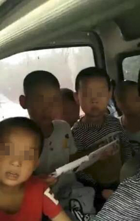 “校车”里的学生。