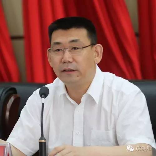 刘剑出生于1970年，大学毕业后，他曾先后在国家林业投资公司、国家开发投资公司工作。