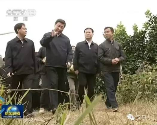 叶红专（右二）陪同习近平考察