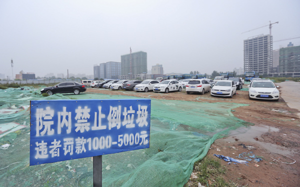 9月27日，河南郑州，该地块原是鲍湖村，如今已拆迁完毕。由于此处目前尚未正式开建，平整过的部分区域就成了临时停车位。 东方IC 图