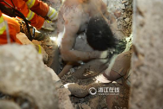 大人用身体护住孩子，孩子被成功救出。 浙江日报 胡元勇 通讯员 余根玲 图