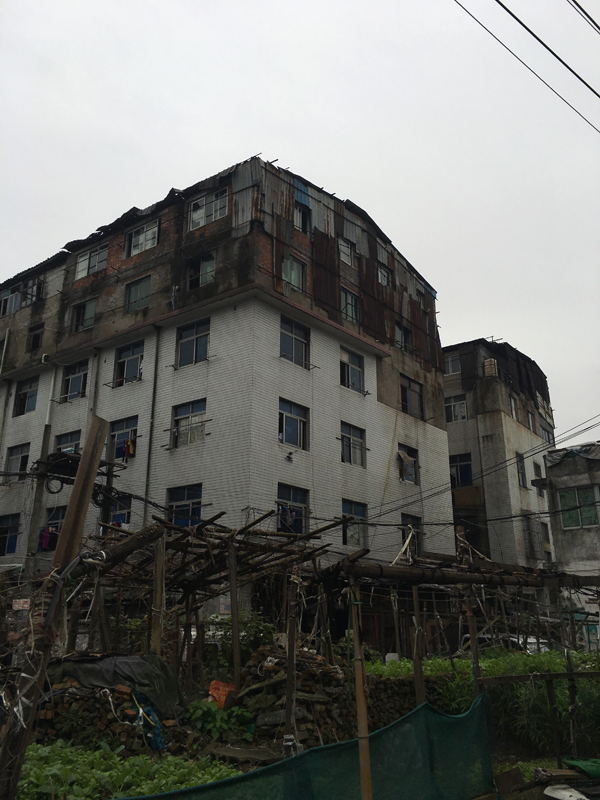 垮塌的是4间东西并排、几乎连体的楼房，最西面的两层，搭建了一层；其余三间均有五层，顶楼上也有搭建。