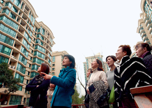 2006年3月6日，10余位温州人在参观杭州某小区。 CFP