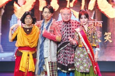 王宝强自“婚变”风波后，昨日首度现身。他的导演处女作《大闹天竺》在京召开“接风洗尘，年末大笑”电影发布会。在发布会尾声，他才谈到自己“婚变”后的近况，表示自己近期状态很差，在想办法挺过这种痛苦。他还透露相信法律会公平公正，婚姻之事已经交给了法律去处理。