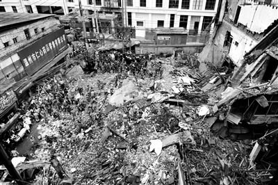 被父亲保护的6岁小女孩获救后已转危为安