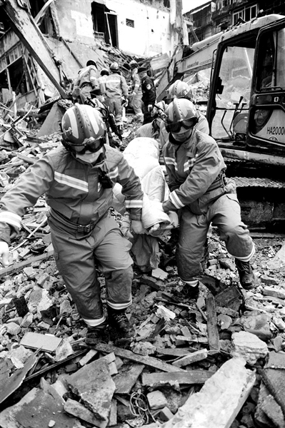 救援人员从废墟中救出被困者