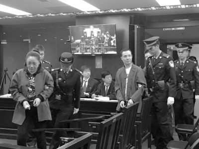 女子马某和另外一名嫌疑人被带进法庭。