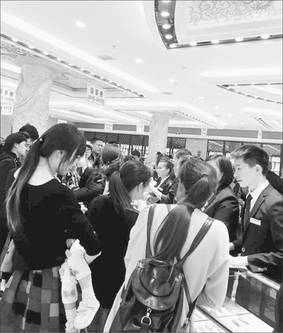 9月29日，导游将游客带进一家玉器店，并向游客介绍推销店内玉器。游客须在玉器店内待40分钟，才能吃午饭。