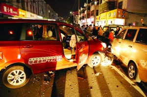 被黑色桑塔纳撞到的两辆车 网络图片，请作者联系我们领稿费