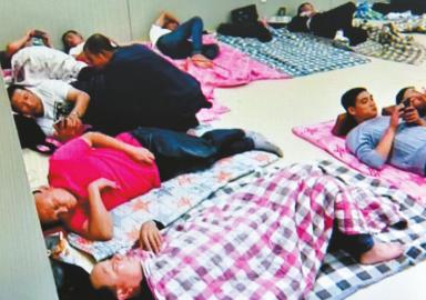 被关在济州岛“小黑屋”的各国游客。（手机截图）