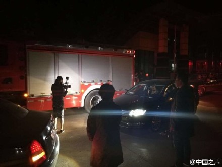 赶至事故现场的人员和消防车辆。