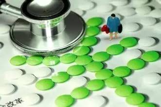 另一方面，从需求端看，目前仍有一些医院以药养医，导致一些医生开处方时“只开贵的、不开对的”，同时医药销售人员也对推销廉价药了无兴趣。此语境下，廉价药供求链条断裂便成家常便饭。