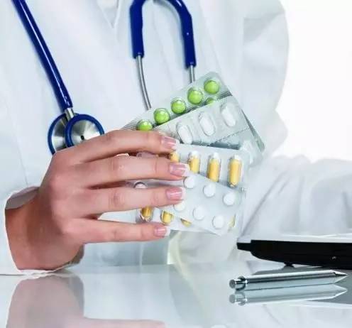 可见，根治廉价药荒，既要开方子更要真正下药，这需要从供与需两端加强监管。一方面，要在唤醒医企道德良心的基础上，正视其追求生产利润的诉求，充分发挥税收、贷款等政策杠杆，踩好企业利润与公共利益的平衡木。