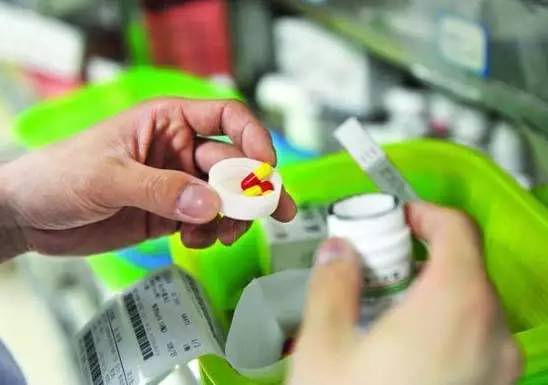 另一方面，要加强对采购、配送、库存、需求等各环节进行全过程的监督，健全与完善诚信记录和市场清退制度，对廉价药中商业贿赂实现零容忍，让利用廉价药“黑市”牟取暴利的行为受到严惩。唯有如此，方能使各种医治良方取得实效，从而让廉价药回归公益属性，真正利民便民惠民。