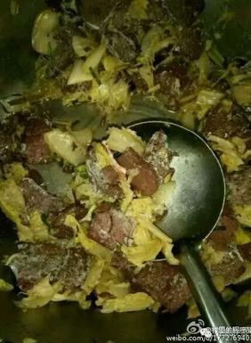 山东一学校食堂疑给学生吃猪食 家长怒讨说法