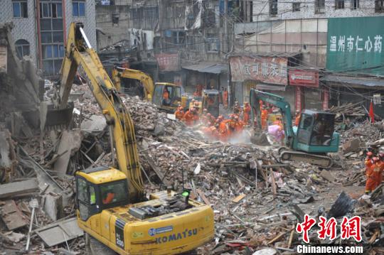 浙江温州民房倒塌搜救现场 张茵 摄