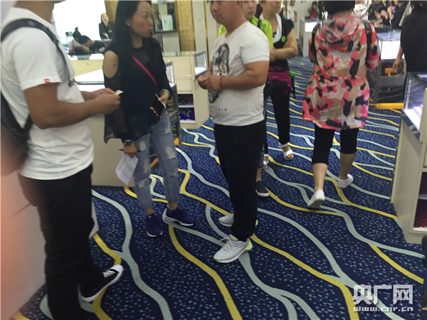 低价团导游在训斥一位不愿消费的游客