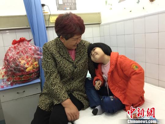 输完血后抱着玩具熊的小佳鑫。 邹立杨 摄 邹立杨 摄