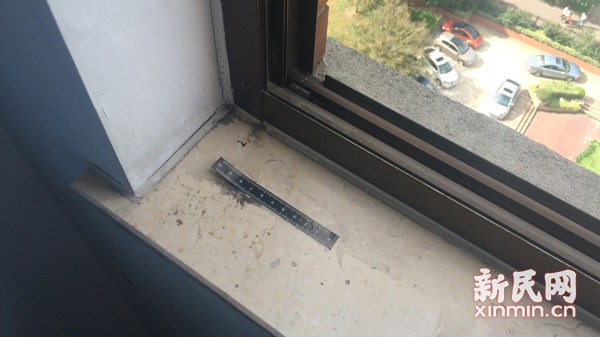 文科楼11层消防通道窗台口留有一标尺。