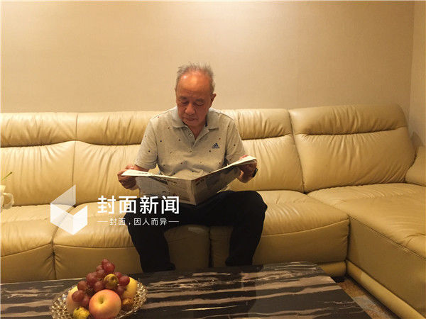 牟其中在看报。在狱中，看报是牟其中获取信息最主要的方式。(图由夏宗伟独家授权)